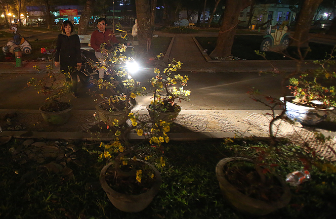 Những người mưu sinh trên phố Hà Nội chiều tối 30 Tết